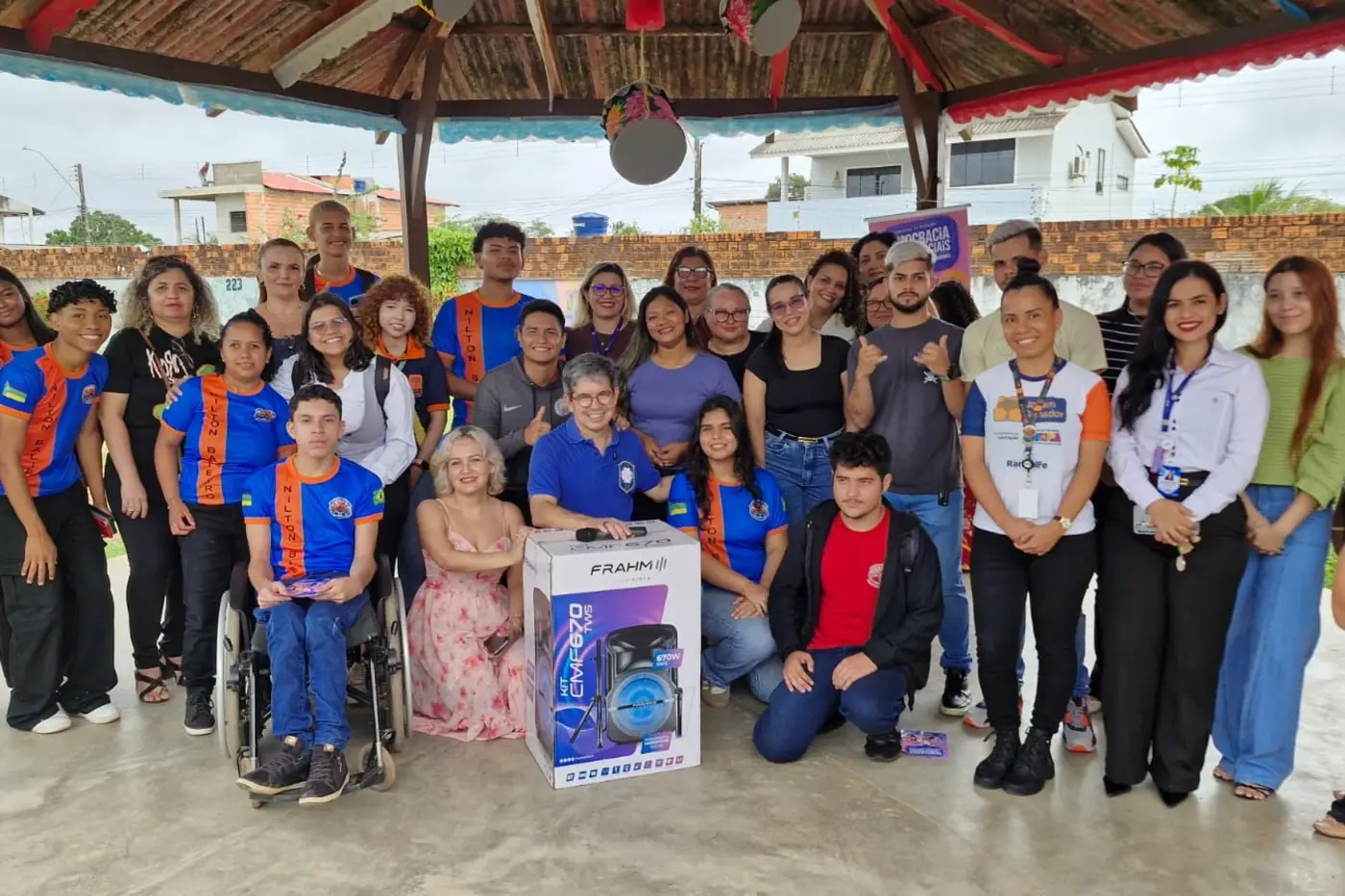 Estudantes, educadores e representantes da Seed durante ação do Programa Jovem Senador 2026 na Escola Nilton Balieiro, que também recebeu premiação do Festival Equinócio
