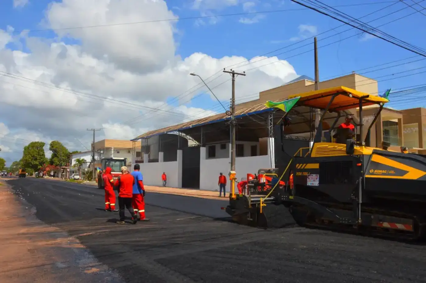 Os serviços já somam mais de 160 mil metros de vias pavimentadas na capital, melhorando a mobilidade urbana em diferentes áreas