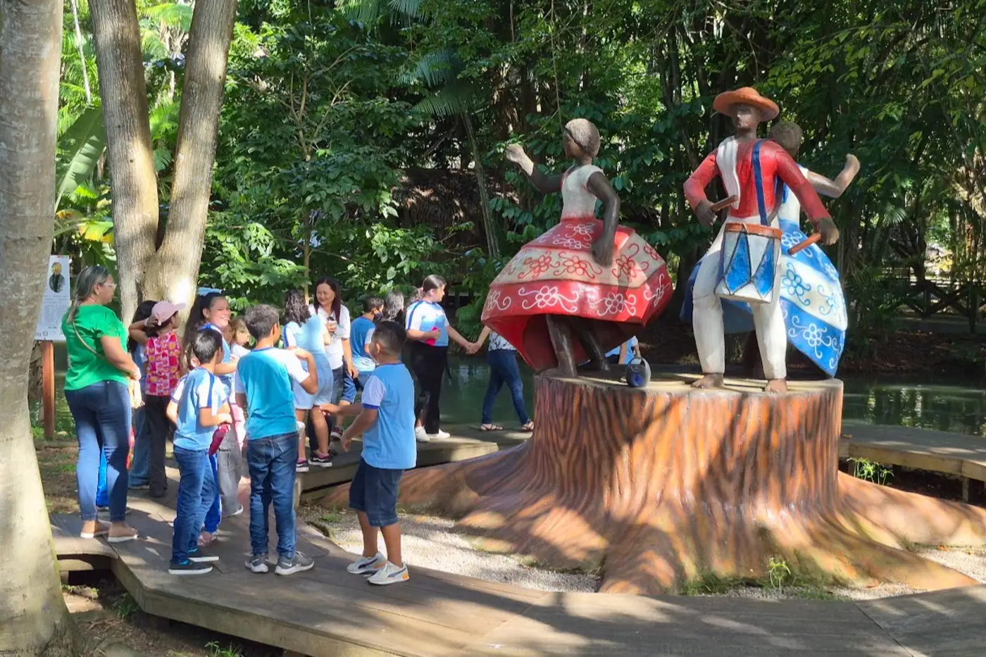 Alunos observam a cultura do marabaixo na programação de 24 anos do Museu Sacaca