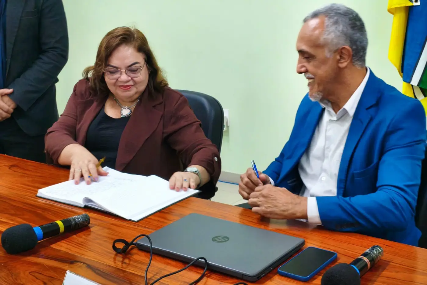 Conselheira Estadual da Educação e secretária da Seed, Francisca Oliveira, e o Presidente do CEE, Paulo Smith