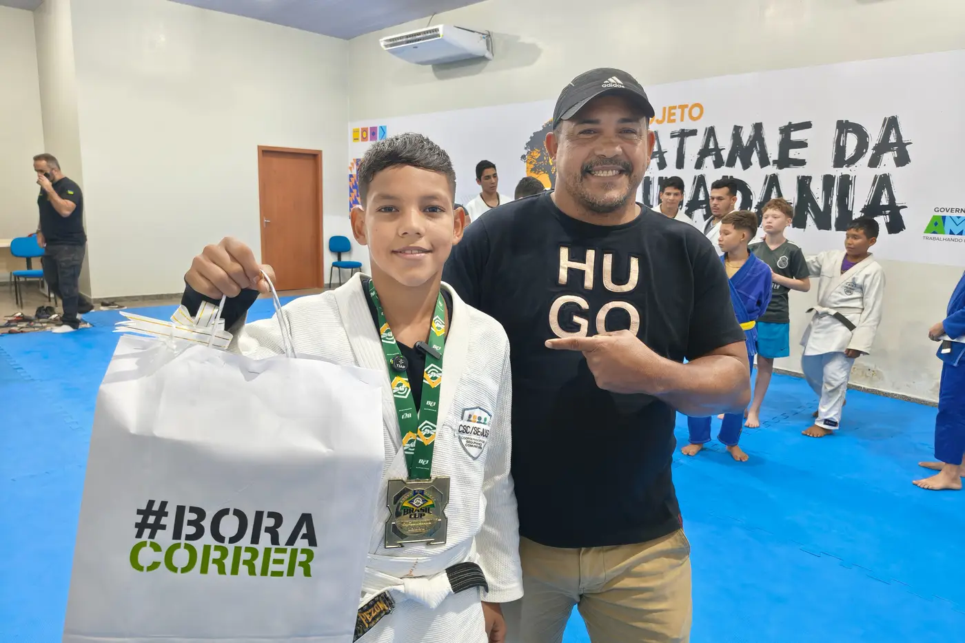 Medalhista, Edicleuson Senna, de 12 anos, ganhou um presente conjunto da Sejusp e Tjap como incentivo pela conquista