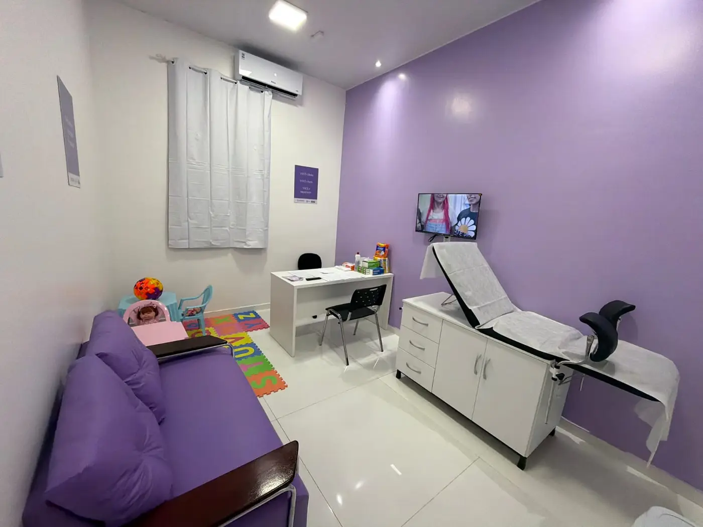 A Sala foi estruturada para funcionar como porta de entrada no acolhimento das vítimas, evitando a revitimização e garantindo atendimento especializado