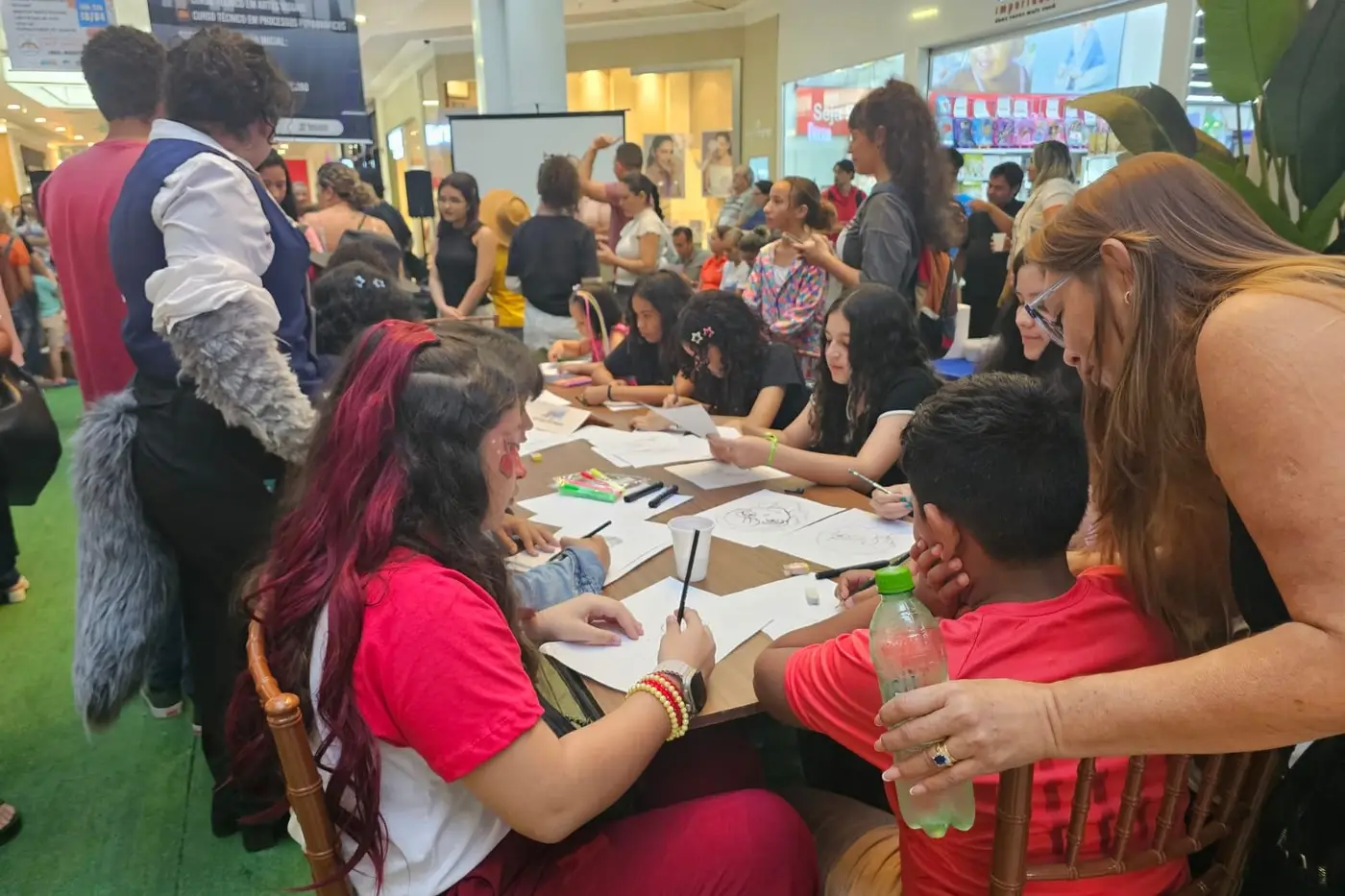 A programação contou com oficinas, exposições, demonstrações de técnicas, atrações culturais e atividades interativas que aproximaram o público do universo do desenho e da pintura