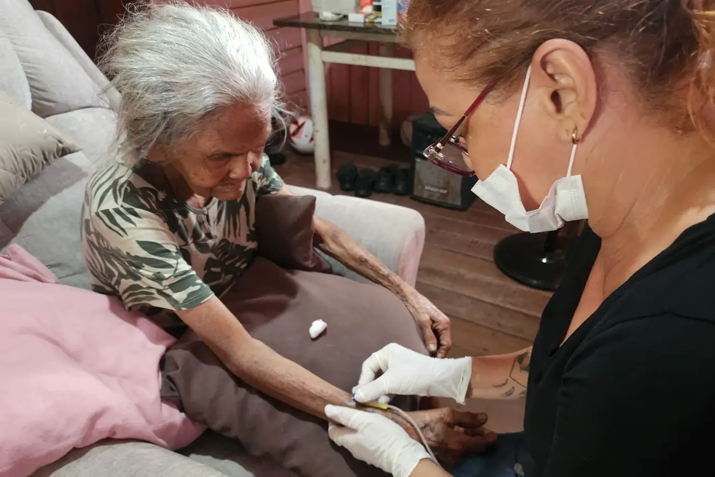 Projeto leva assistência a pacientes de baixa e média complexidade que tiveram alta do HE, mas que precisam continuar com os cuidados, agora, no conforto de casa