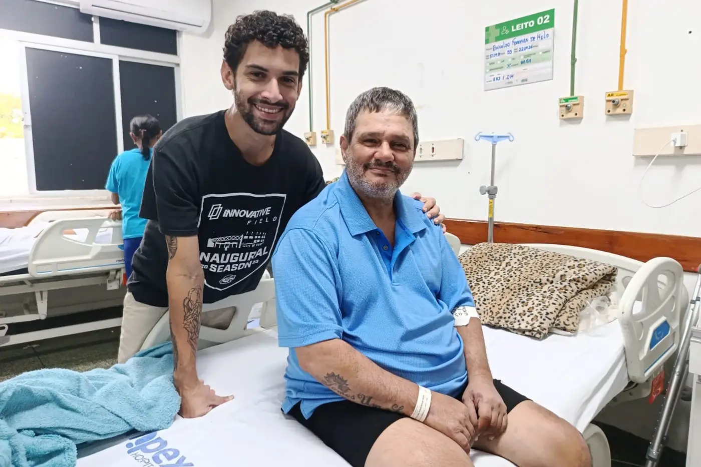 Paciente Emivaldo de Melo, acompanhado por um dos filhos, no Hcal para cirurgia no Zera Fila