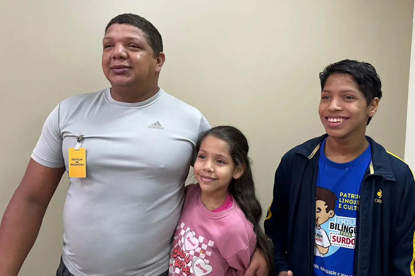 Cliver José Nunes com os filhos Luís Felipe e Clícia Fernanda, ambos com deficiência auditiva