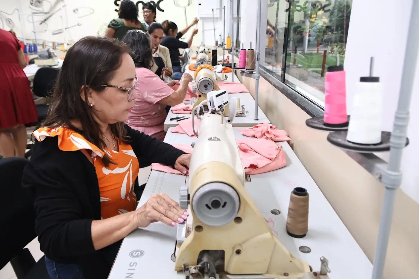 Oficina do Senac oferece capacitação profissional às alunas do curso de corte e costura
