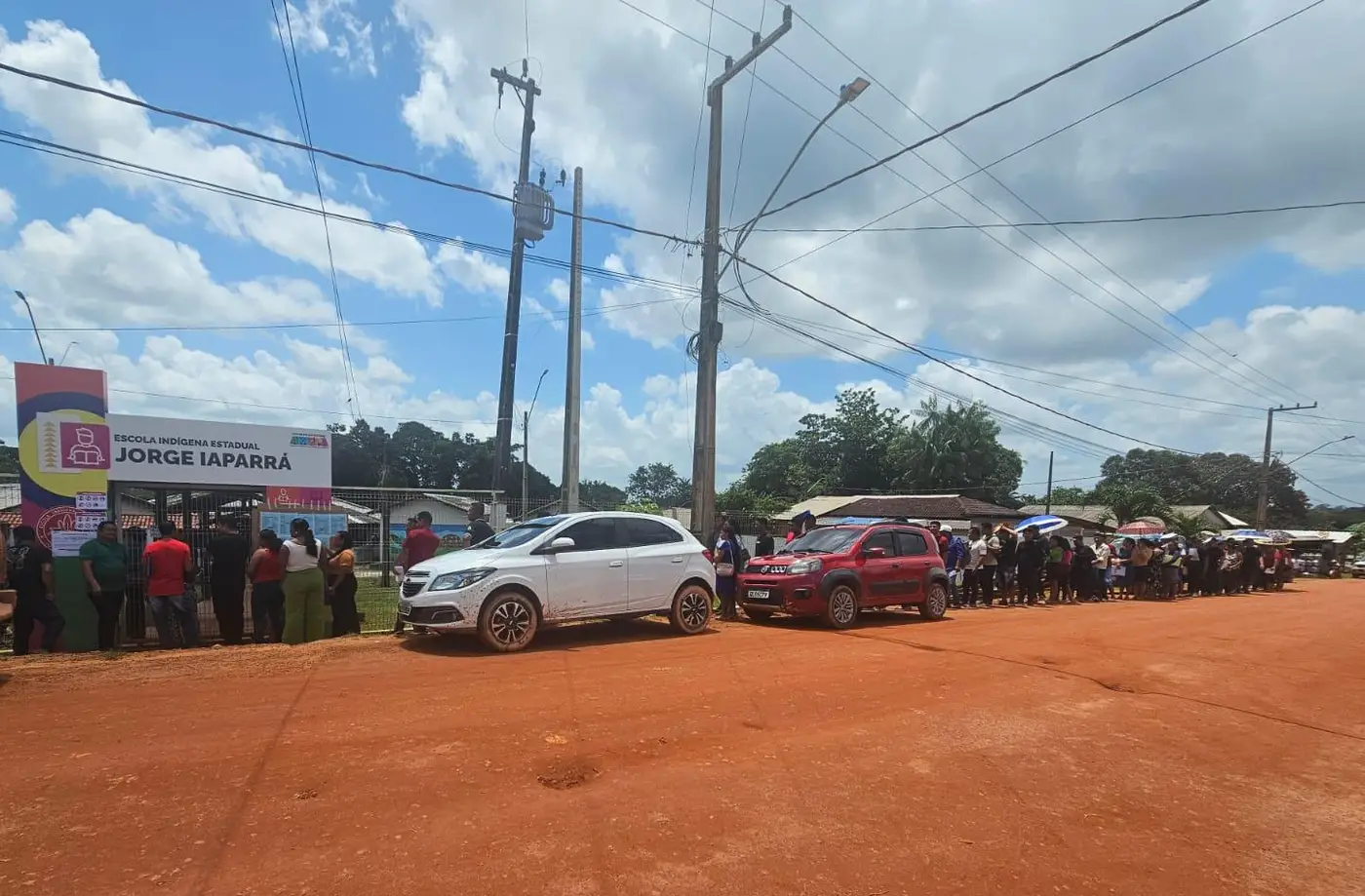 Candidatos se preparando para entrar no local de prova na escola Estadual Jorge Iaparrá