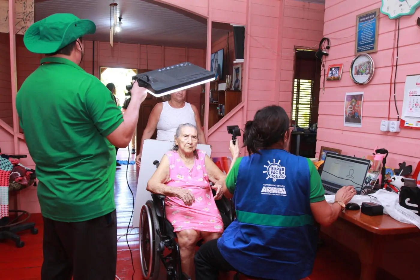 equipe de servidores foi até a residência da Dona Filomena, de 90 anos, para atualização de seus documentos de indentificação