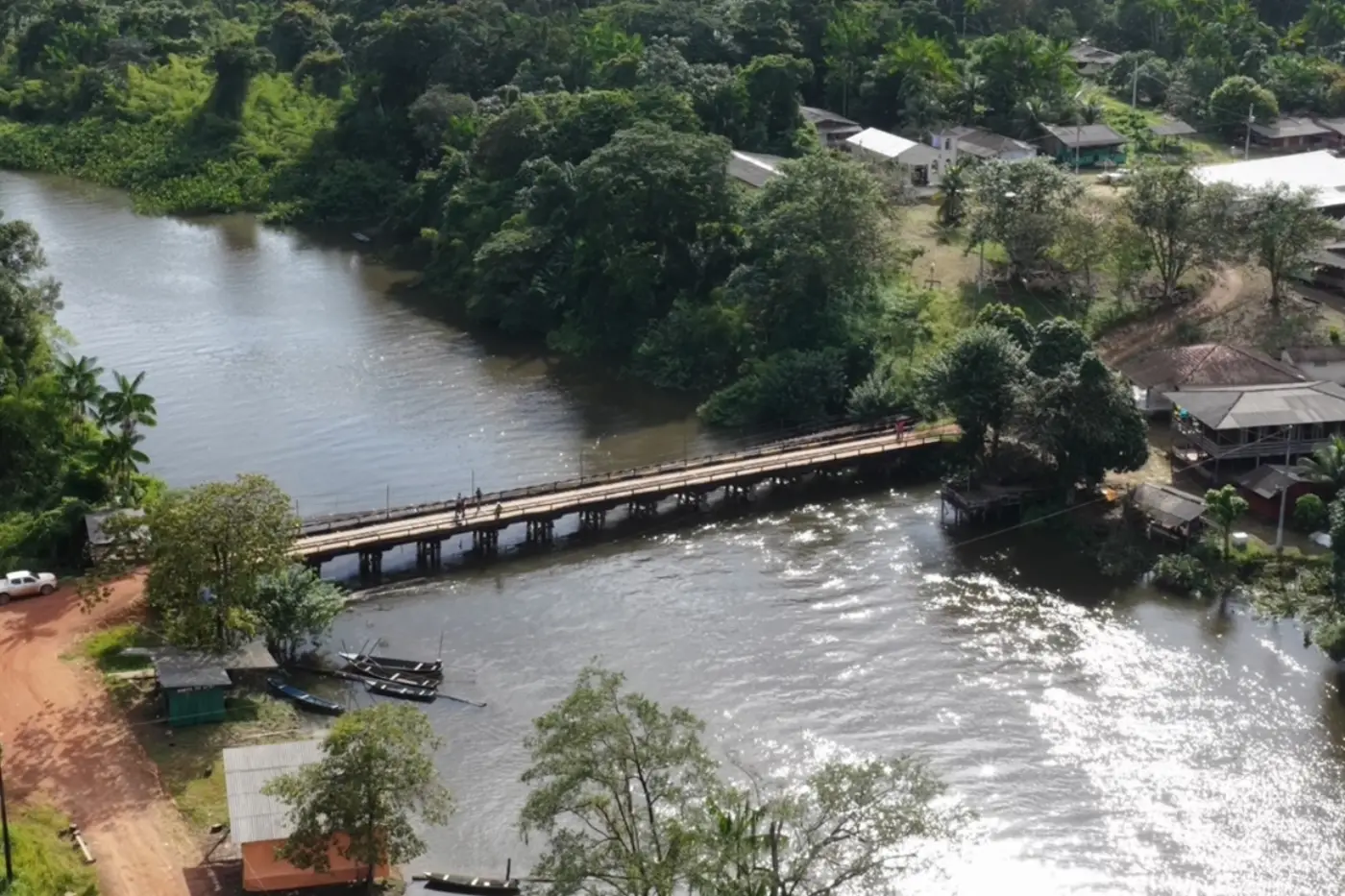 Nova ponte sobre o Rio Cunani. A estrutura, agora definitiva, liga as duas margens, substituindo uma ponte antiga e improvisada que era sustentada por cabos de aço