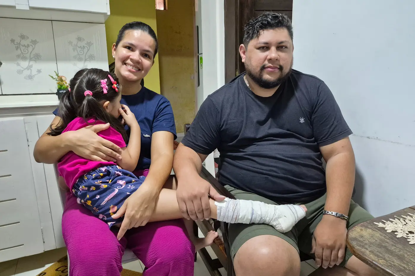 Lorena e Pablo seguem com os cuidados da filha no HE após vivenciar acidente traumático da criança