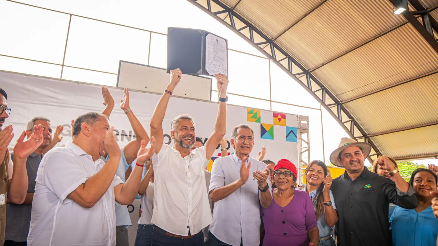 O governador Clécio Luís apresenta o registro cartorial da Gleba AD-04, documento que oficializa a posse do Estado sobre 220.590 hectares na Região Metropolitana