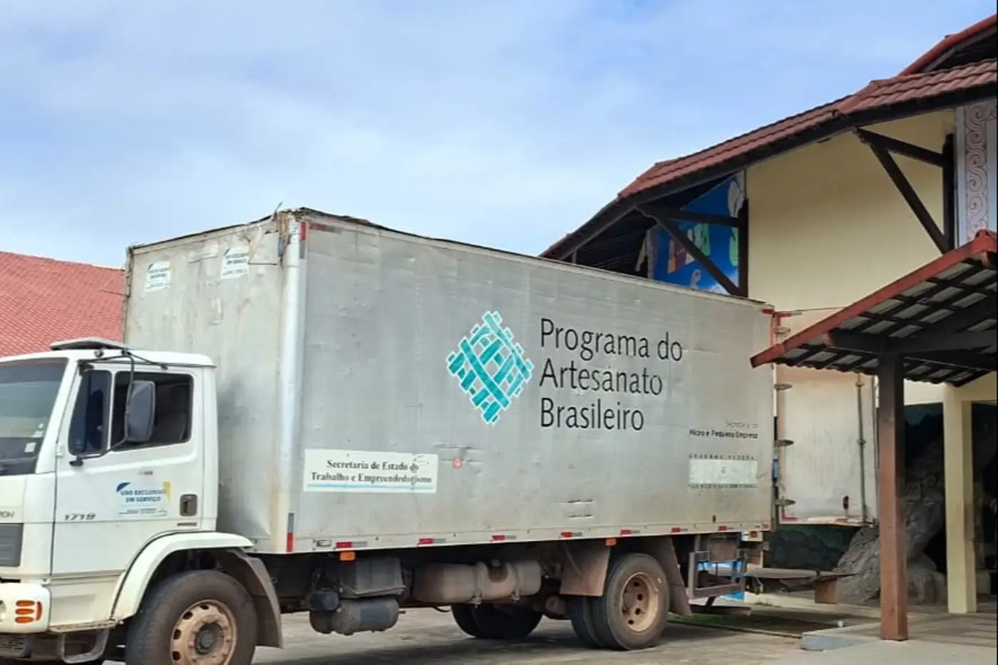 As mais de 5 toneladas de peças artesanais estão sendo transportadas no caminhão baú do Programa de Artesanato Brasileiro (PAB)