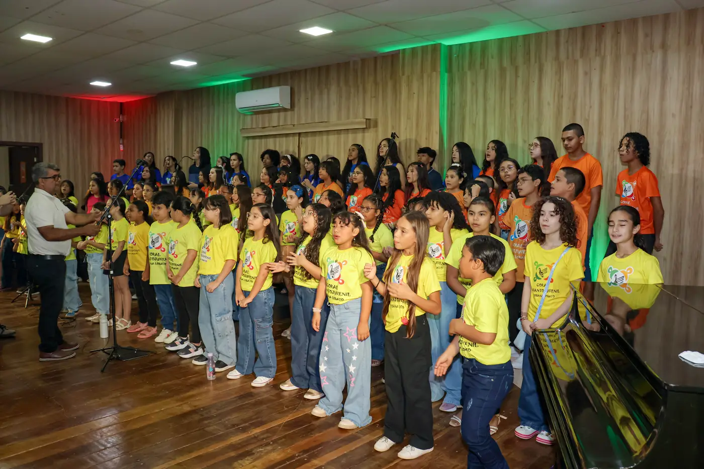 Os alunos apresentaram canções clássicas de amor às mães