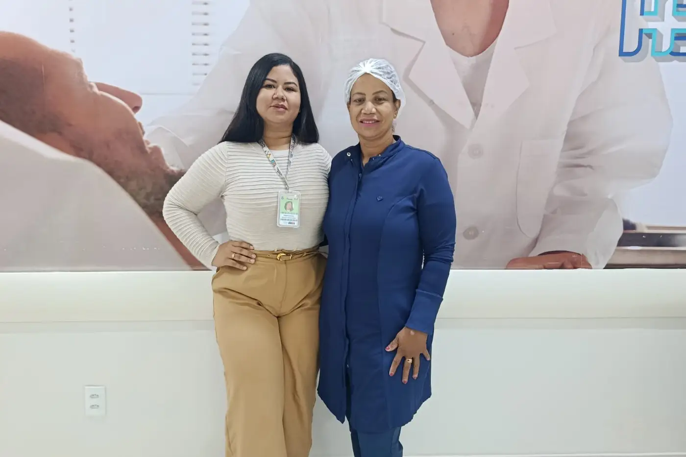 Valéria Serra é enfermeira e atualmente atua como supervisora de enfermagem, enquanto sua mãe, Vânia Serra, é técnica de enfermagem