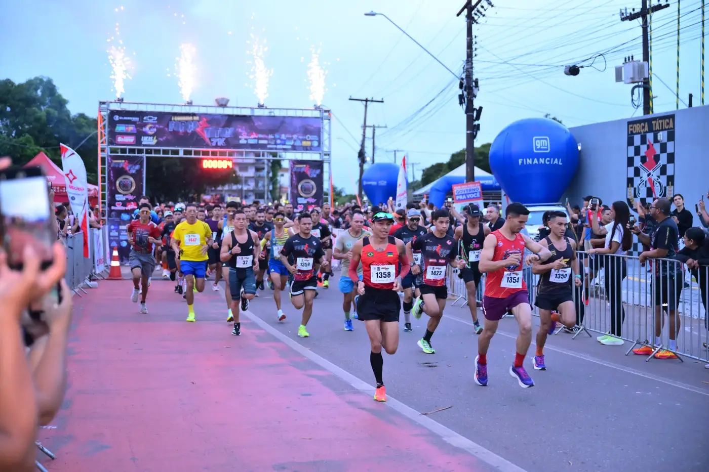 O percurso de 7km foi acompanhado por uma multidão de corredores animados