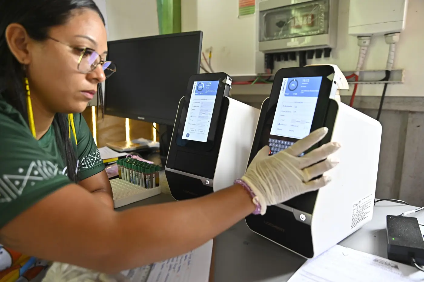 Moradores da Aldeia Bona receberam atendimento laboratorial realizado dentro da própria comunidade indígena