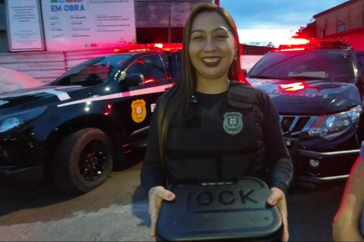 Agente da Polícia Civil Kelly Pantoja apresenta o novo armamento entregue pelo Governo do Estado