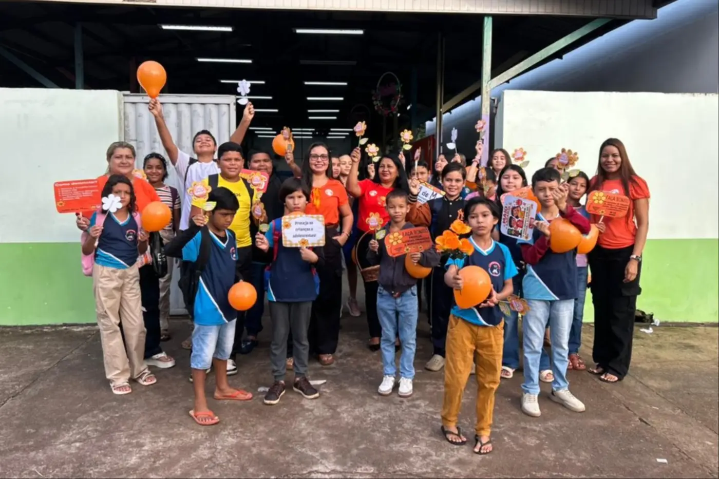 Estudantes realizam mobilização pelo Maio Laranja