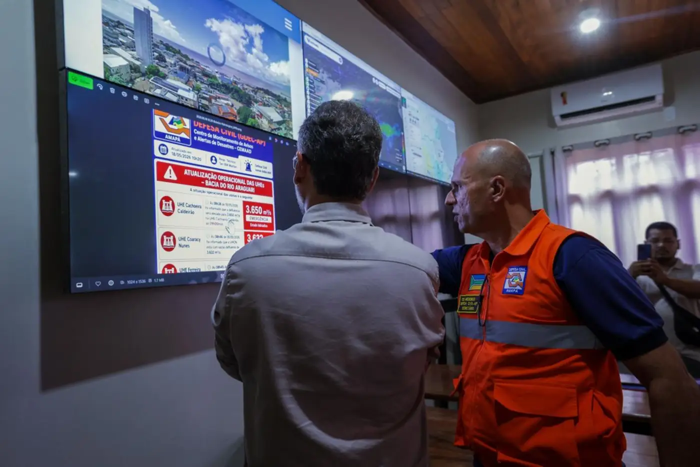 O monitoramento das cheias é realizado por meio de uma sala de situação instalada na sede da Defesa Civil Estadual, em Macapá