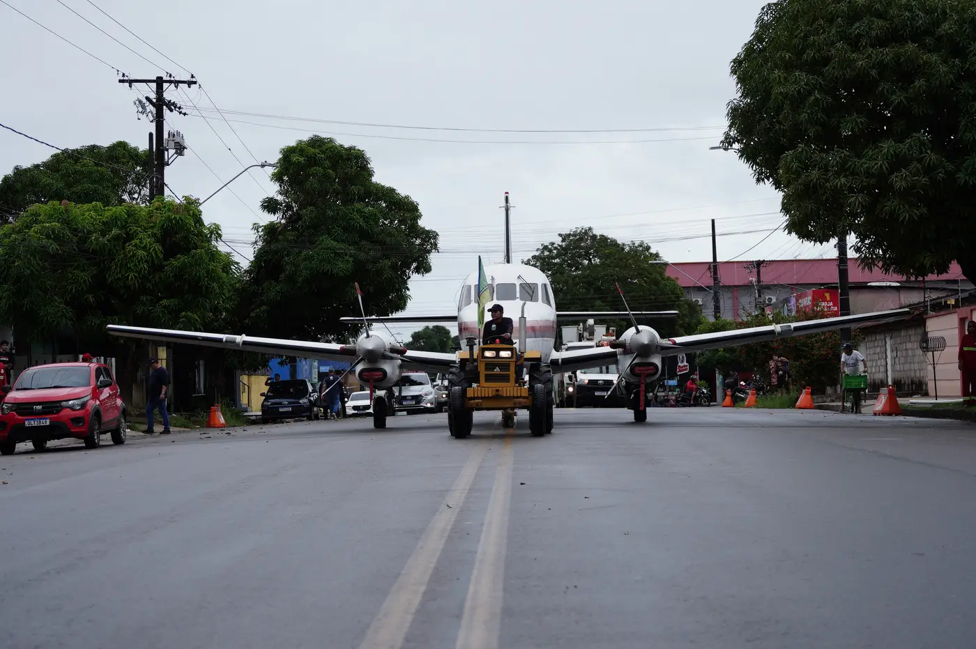 Avenida Fab foi reativada simbolicamente como pista de pouso do Bandeirantes
