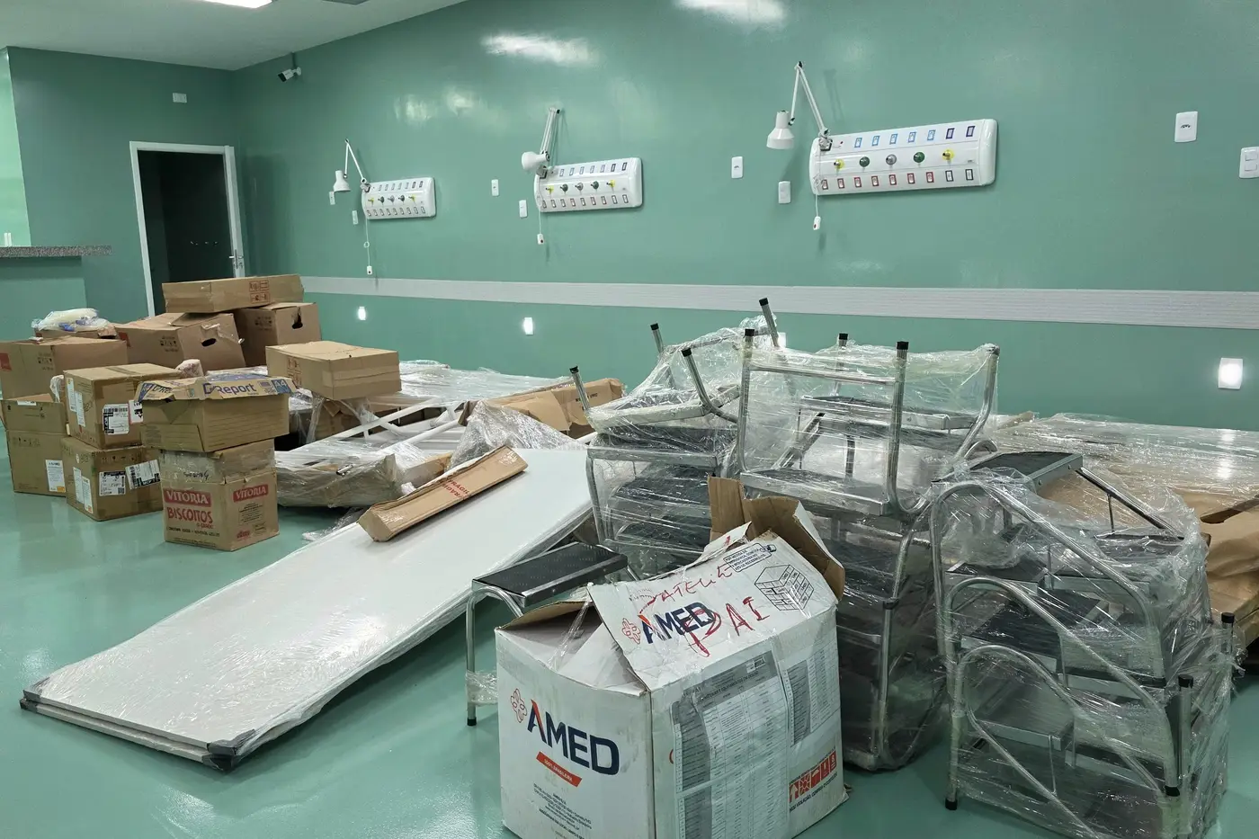 Entre os equipamentos que começaram a ser instalados estão ventiladores mecânicos, bombas de infusão, monitores multiparamétricos, camas hospitalares, leitos elétricos, poltronas e diversos mobiliários