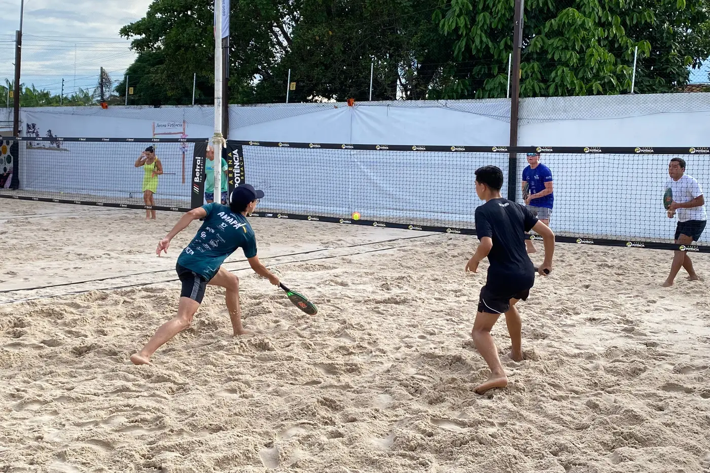 Na areia, o talento entra em cena. A etapa em Santana reuniu atletas de diferentes categorias, mostrando a força e o crescimento do beach tennis no Amapá.