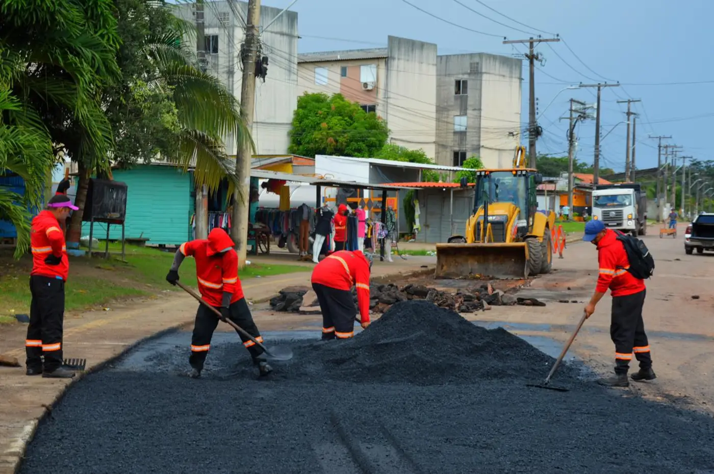 Atualmente, as equipes operacionais e o maquinário pesado da Secretaria de Estado da Infraestrutura (Seinf) concentram esforços na etapa de finalização da Rua Carlos Marighella, contemplando os dois sentidos da pista.