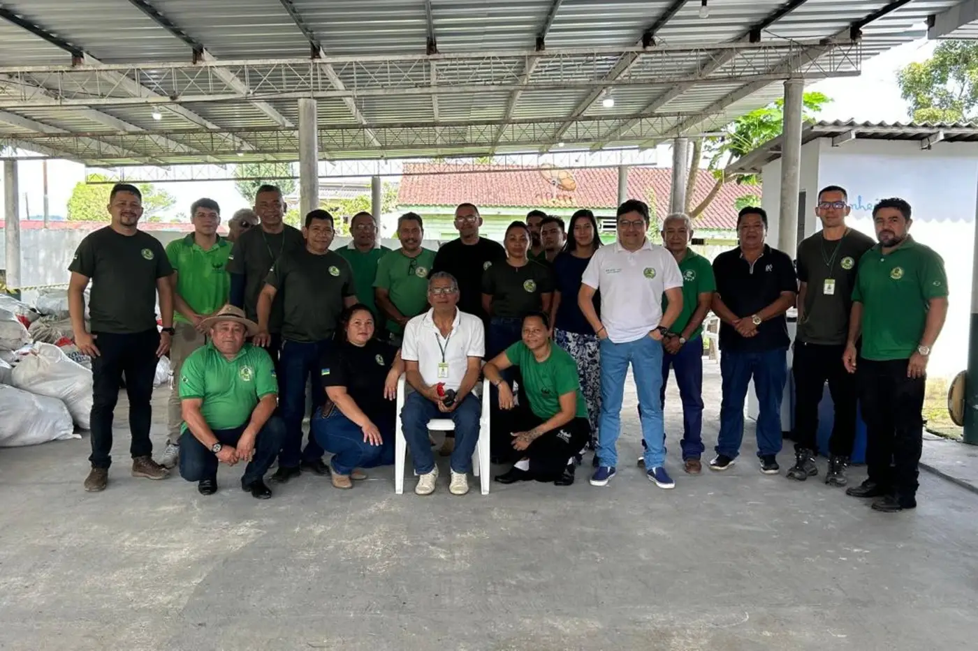 Ao lado dos extensionistas rurais, o diretor-presidente do Rurap, Kelson Vaz (em pé e de camisa branca)