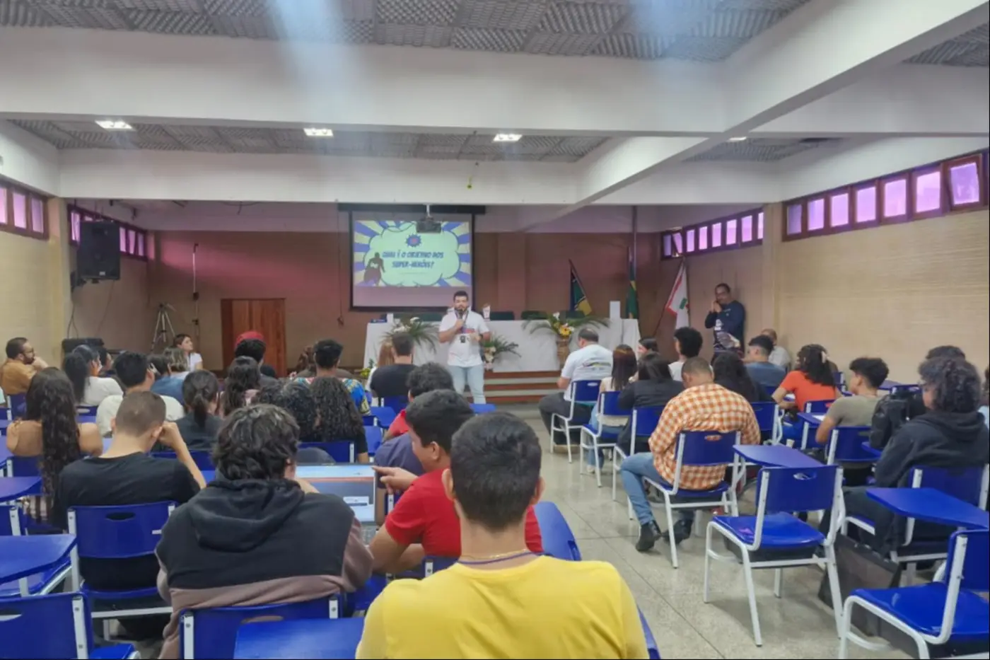 Os participantes aprendem conceitos ligados ao universo das startups, empreendedorismo, tecnologia e inovação