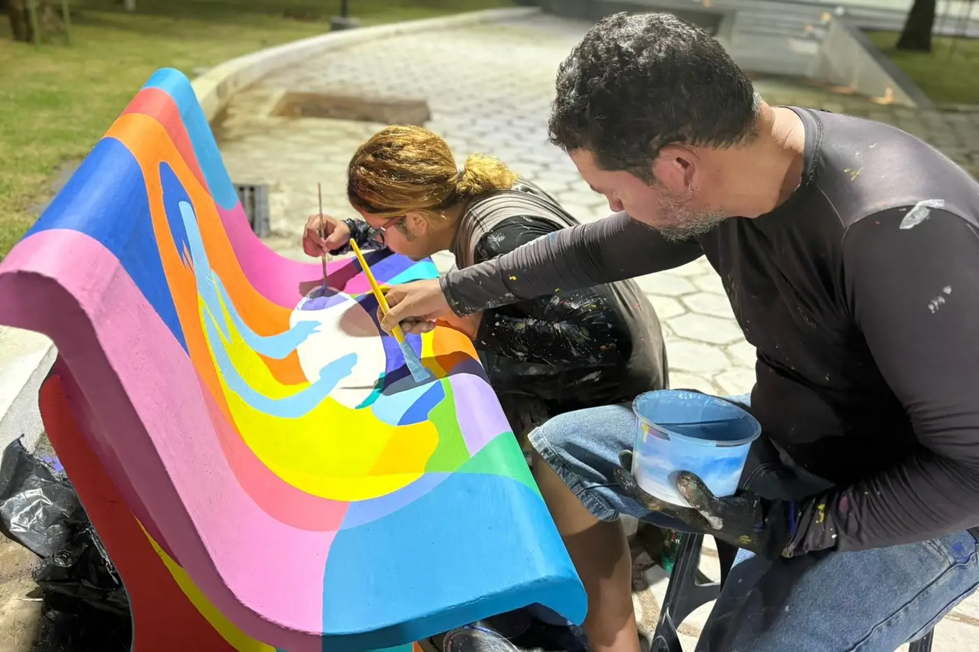 As pinturas espalhadas pelos bancos retratam diferentes aspectos da cultura e da vivência amazônica