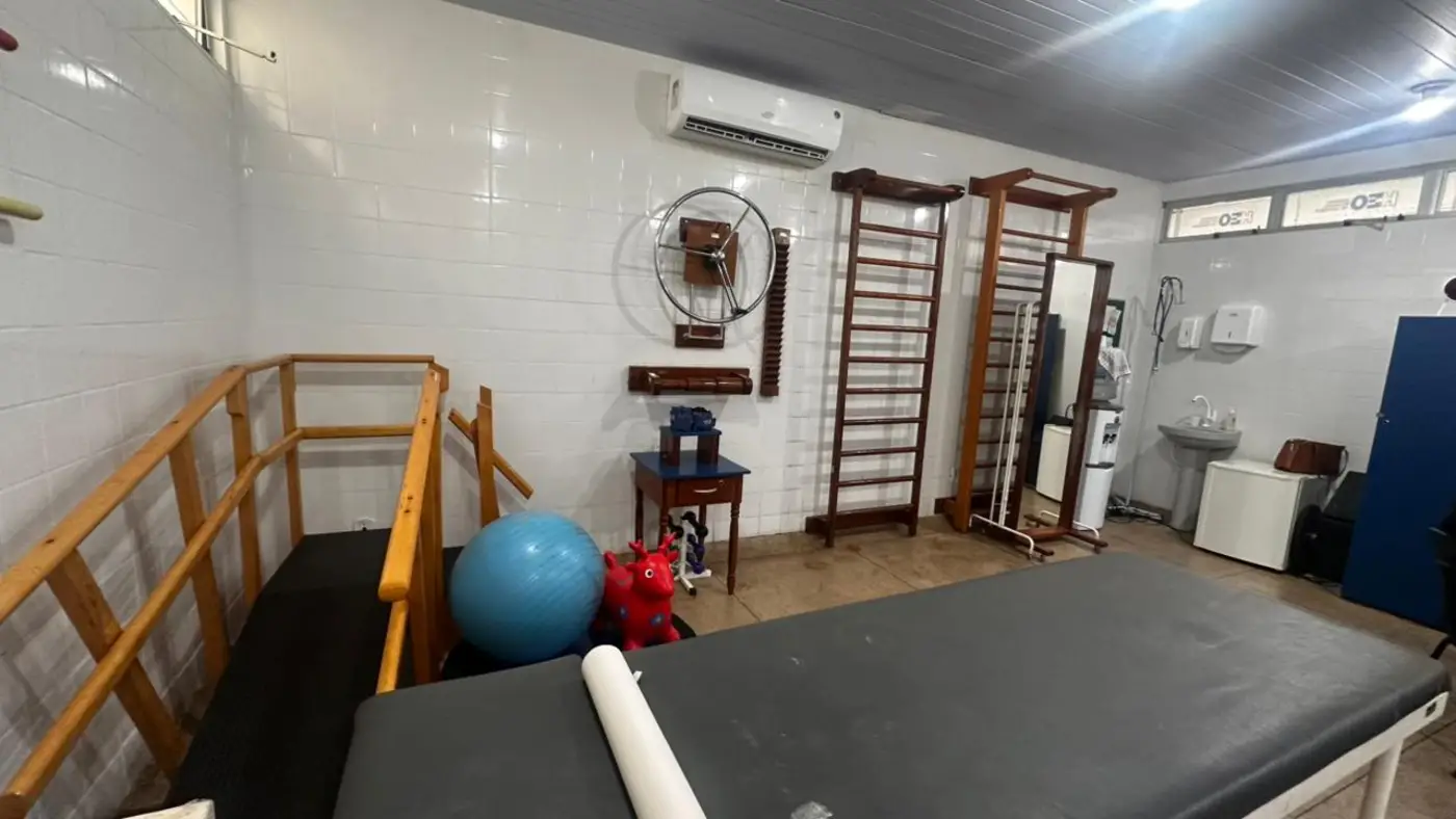 O serviço de fisioterapia da unidade atua 24 horas, diretamente nos setores de urgência, emergência, enfermarias e em transferências aeromédicas