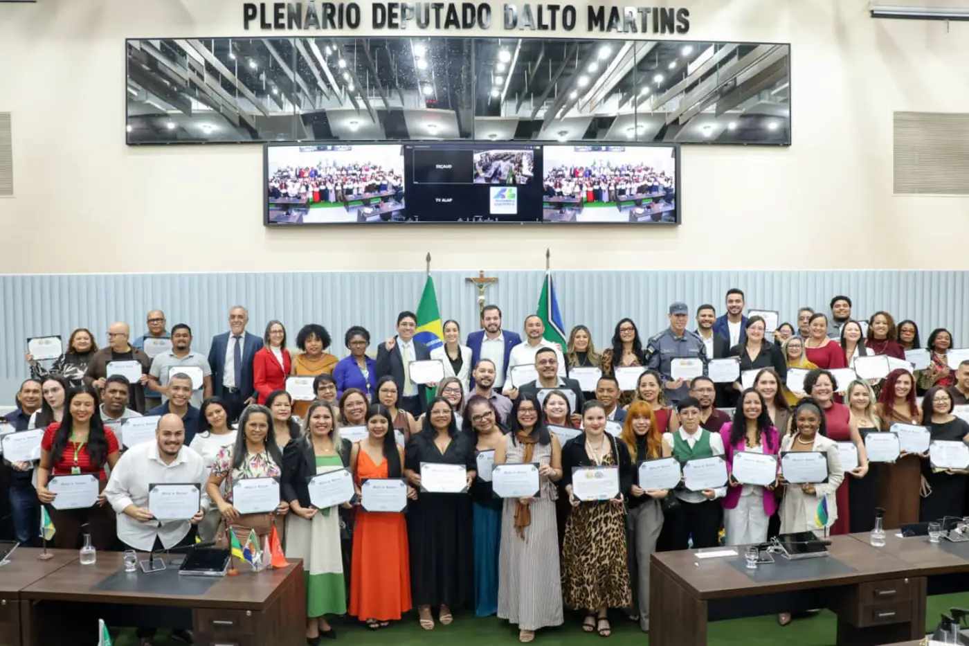 Cerca de 90 servidores da educação estadual receberam menções de aplausos