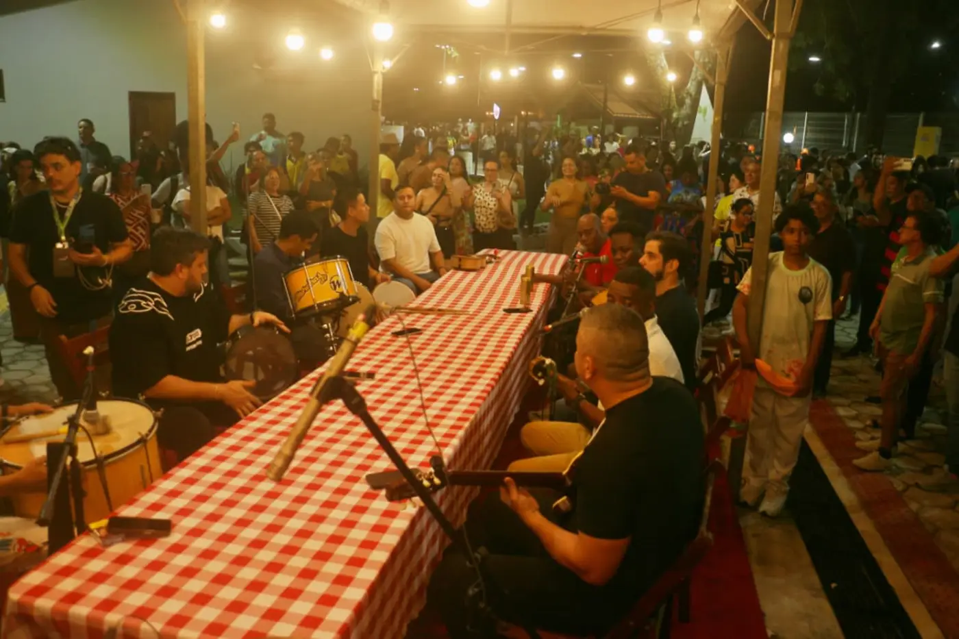 O “Samba da Residência” reuniu músicos e público em uma grande roda de samba, celebrando a inauguração do novo espaço cultural e fortalecendo a valorização da música amapaense