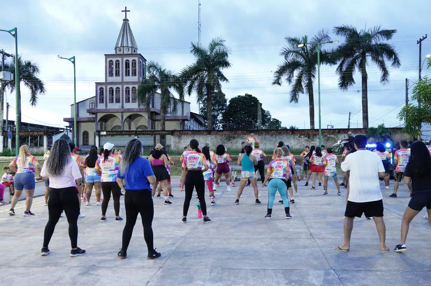 Aulão reuniu moradores de diversas idades e reforçou a importância da prática de exercícios físicos para a promoção da saúde