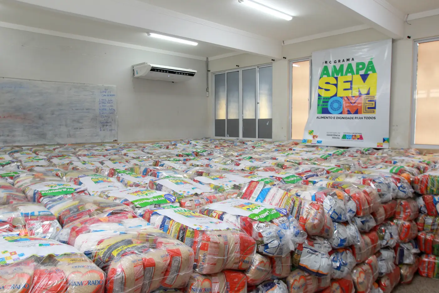 O Governo do Amapá realizou a entrega de 2 mil kits de alimentos no Habitacional Macapaba para combater a insegurança alimentar