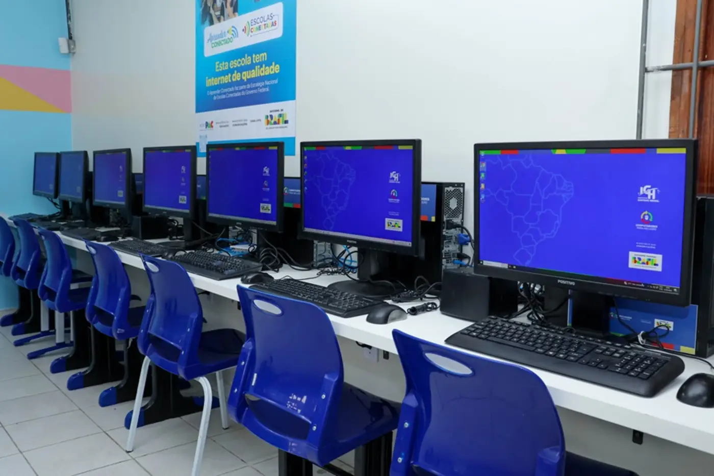Laboratório da escola está equipado com 30 computadores