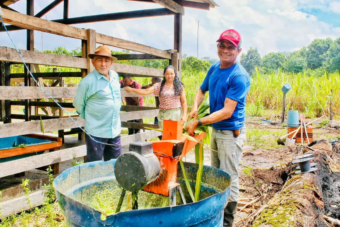 Produtores rurais triturando capim em forrageiro, que será um dos equipamentos repassados aos agricultores familiares (Foto ilustrativa)