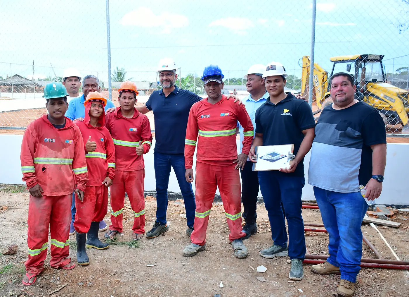 Clécio vistoria obra de construção de arena esportiva no bairro Jardim América, em Macapá