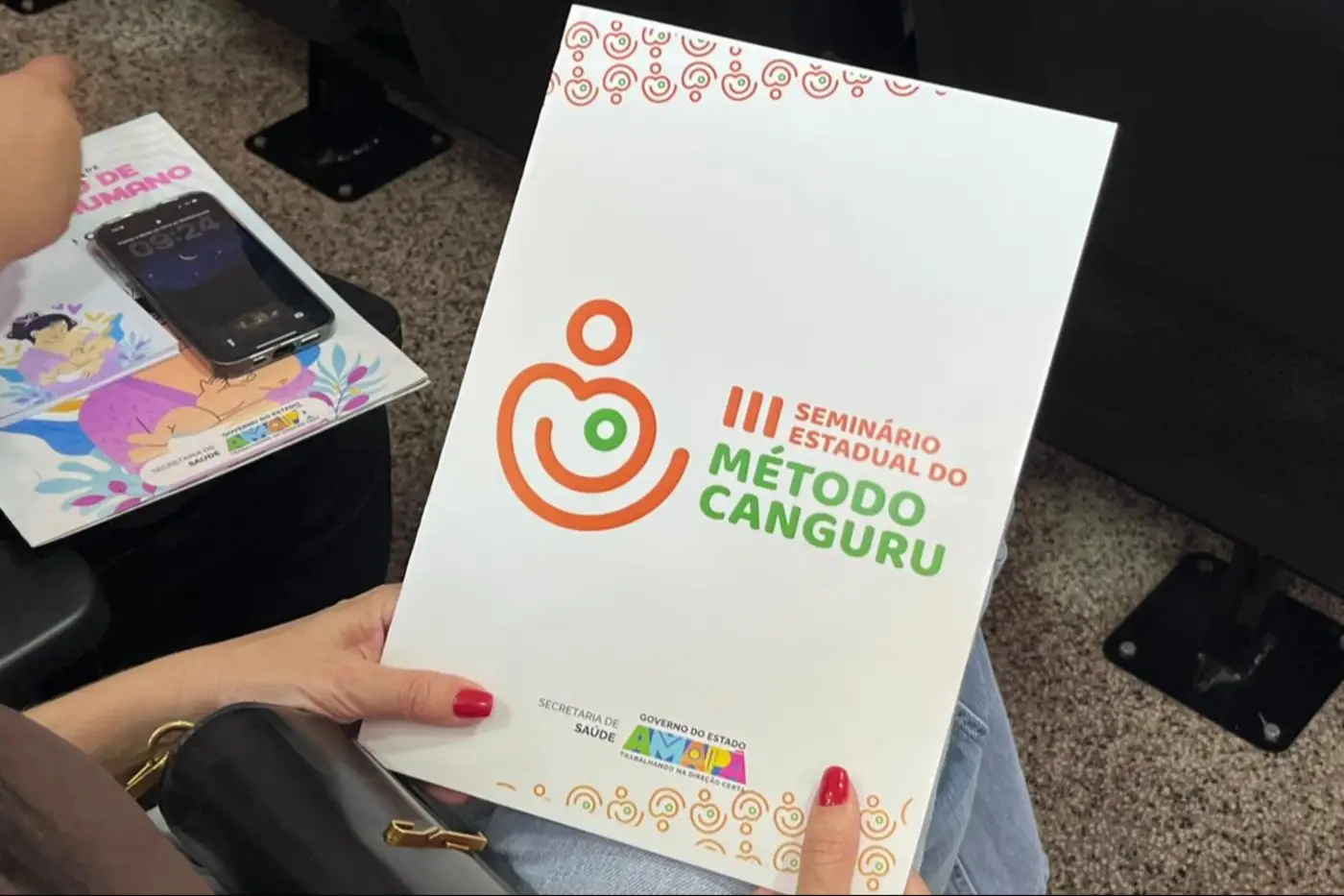 A programação faz referência ao Dia Mundial do Método Canguru, celebrado em 15 de maio, e ao Dia Mundial de Doação de Leite Humano, comemorado em 19 de maio. As duas iniciativas são consideradas pilares fundamentais do cuidado neonatal, contribuindo para a redução da mortalidade infantil