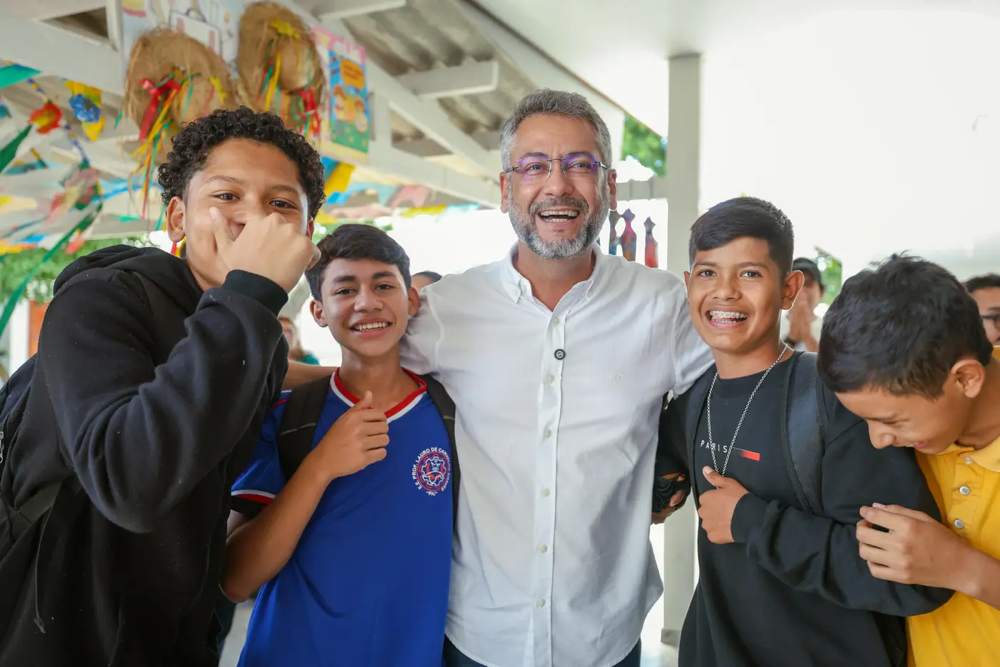 Ao lado dos estudantes, Clécio Luís acompanha a reta final das obras da unidade