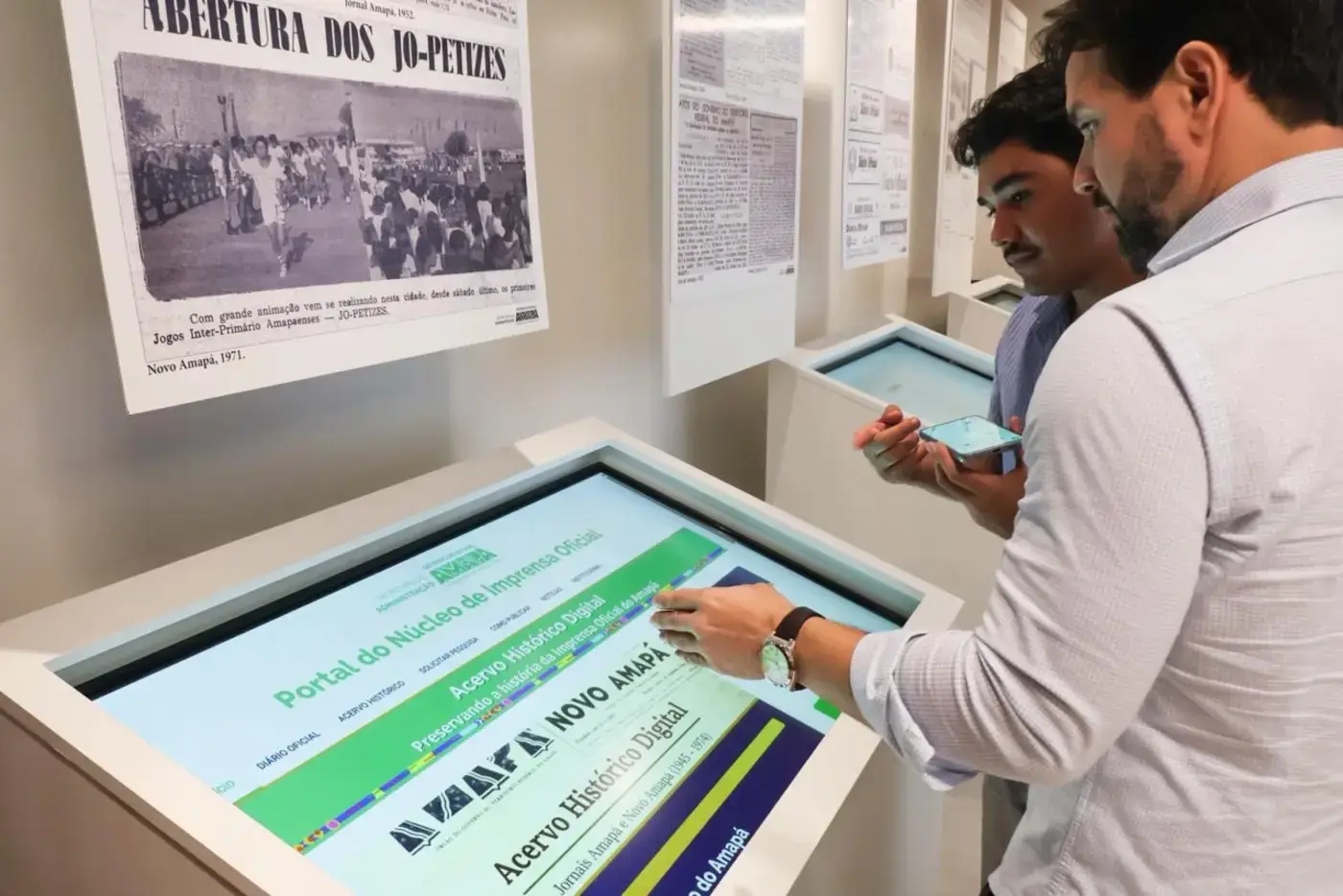 O livro de registro de visitantes contabiliza o interesse da população em reencontrar e valorizar a própria história