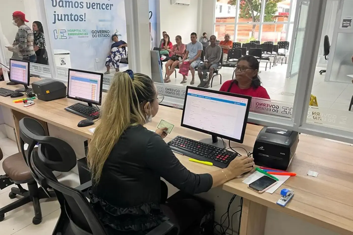 A procura por atendimentos de baixa ou pouco urgente acarreta em sobrecarga e longa fila de espera para a assitência no HE