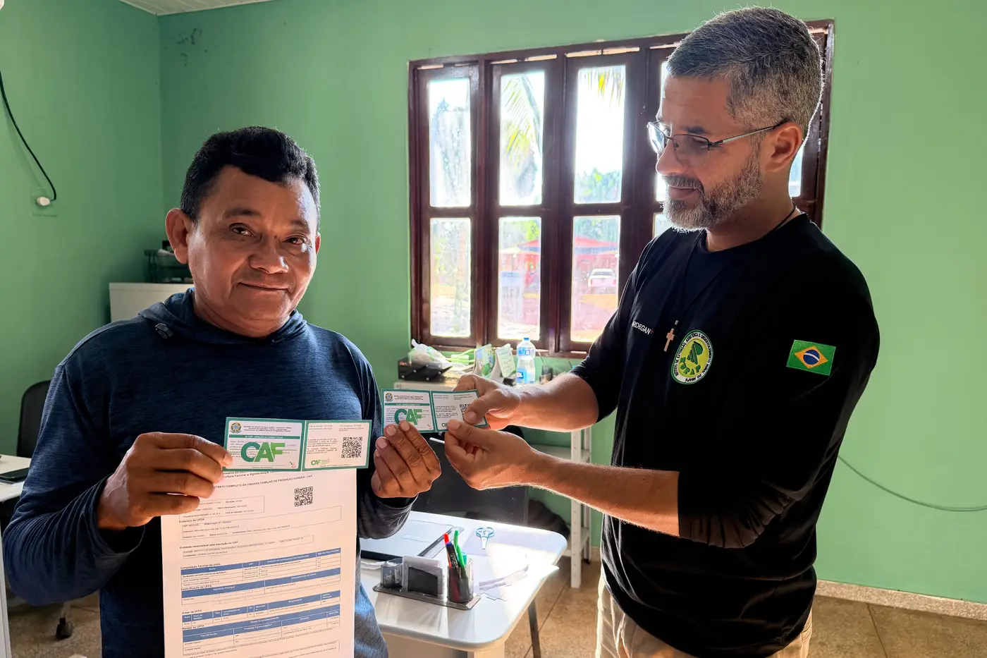 Agricultor Raimundo Miranda com seu Cadastro Nacional da Agricultura Familiar (CAF) atualizado
