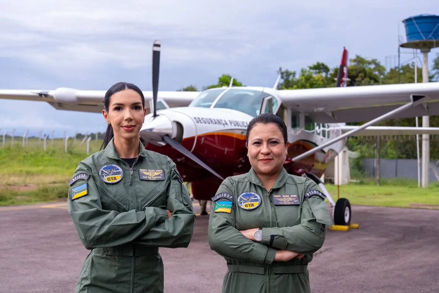 Tenente Kelly (à direita) ao lado da Capitão Roberta durante treinamento técnico de reconhecimento das aeronaves do GTA
