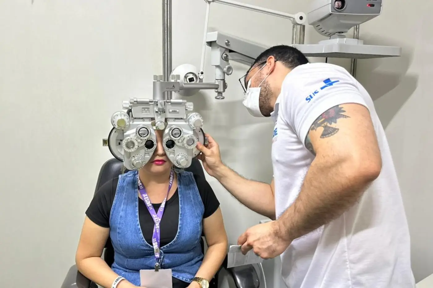 Paciente passa por exame oftalmológico especializado para diagnóstico e avaliação da saúde ocular