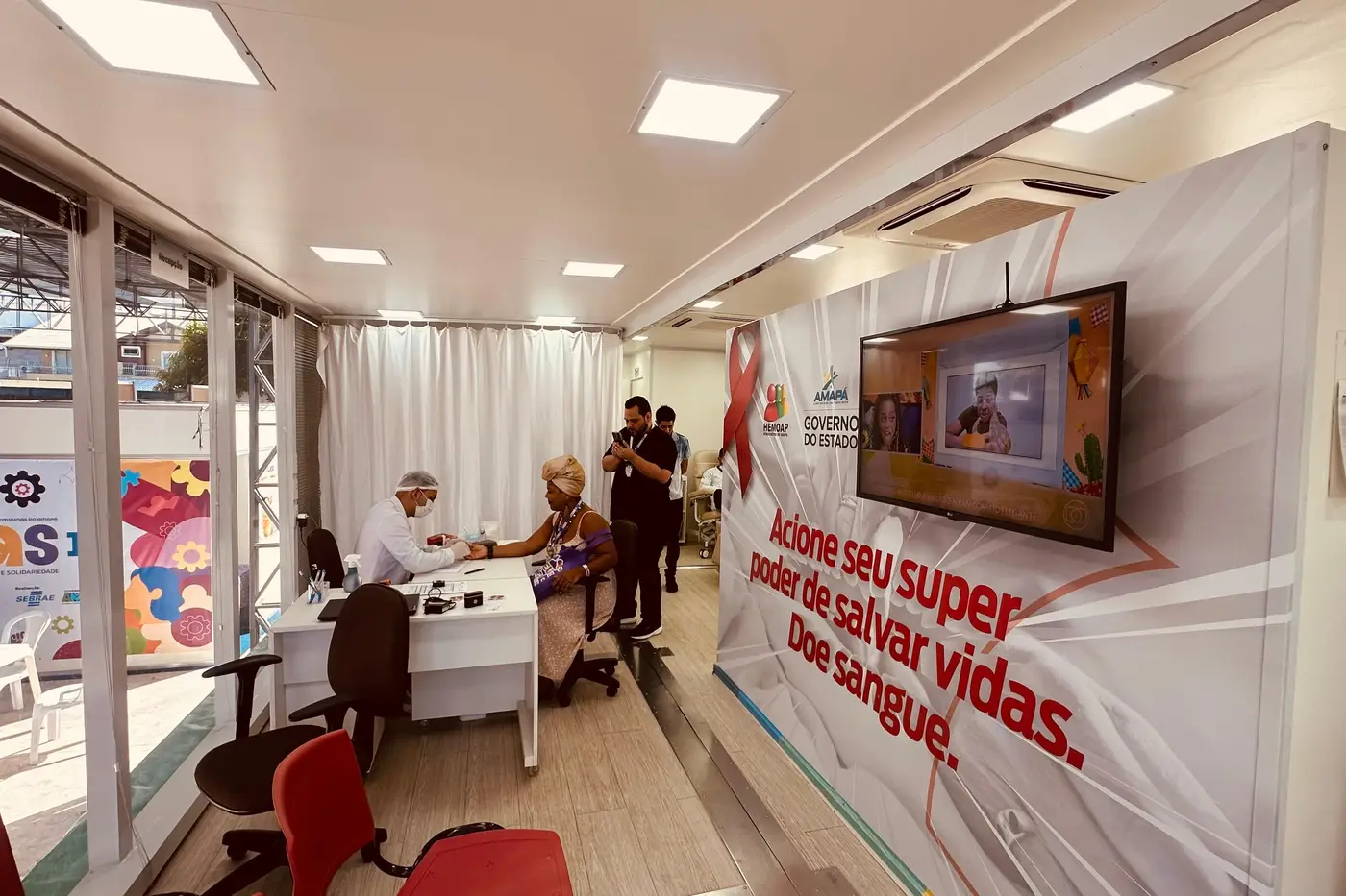 Estrutura interna da unidade móvel do Hemoap oferece comodidade e segurança para a descentralização dos serviços de coleta de sangue