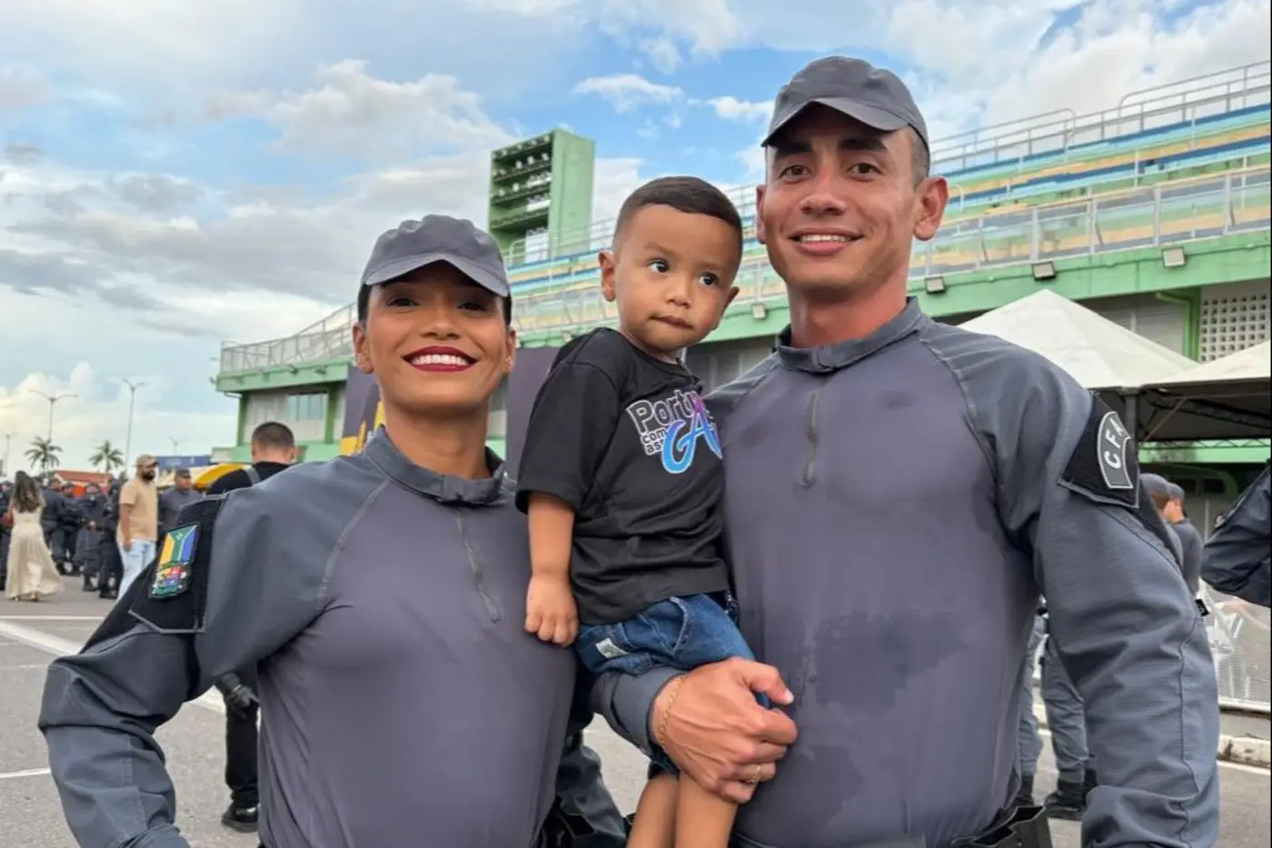 Novos soldados Paula Mendes e Alex Guilherme celebraram juntos, com o filho de 1 ano e 8 meses, o ingresso nas fileiras da Polícia Militar