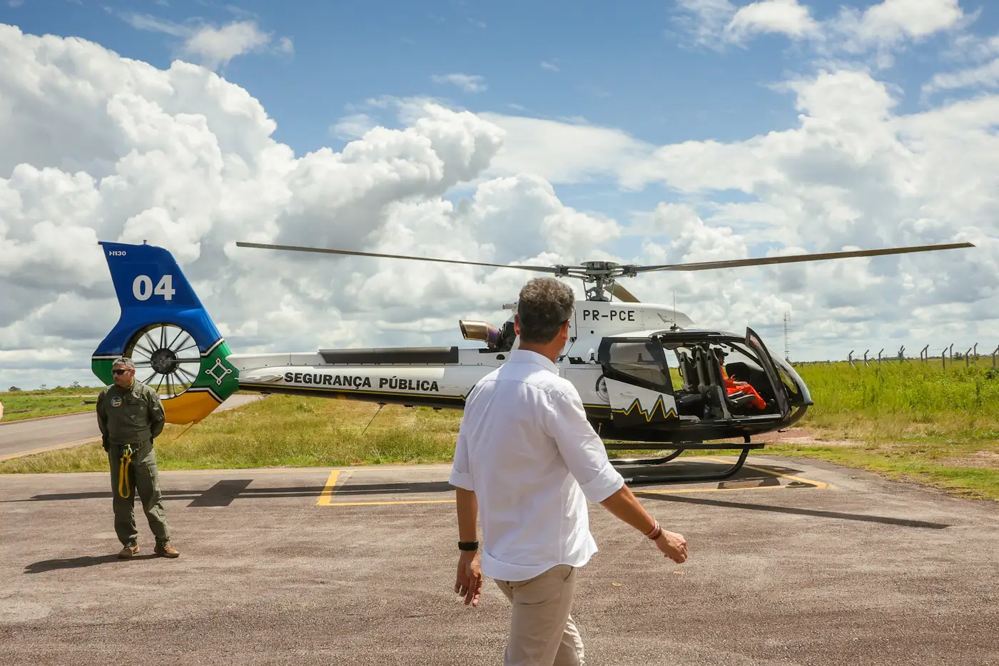 O governador Clécio Luís recepciona a chegada do Gavião 04, nova UTI aérea do GTA no Amapá