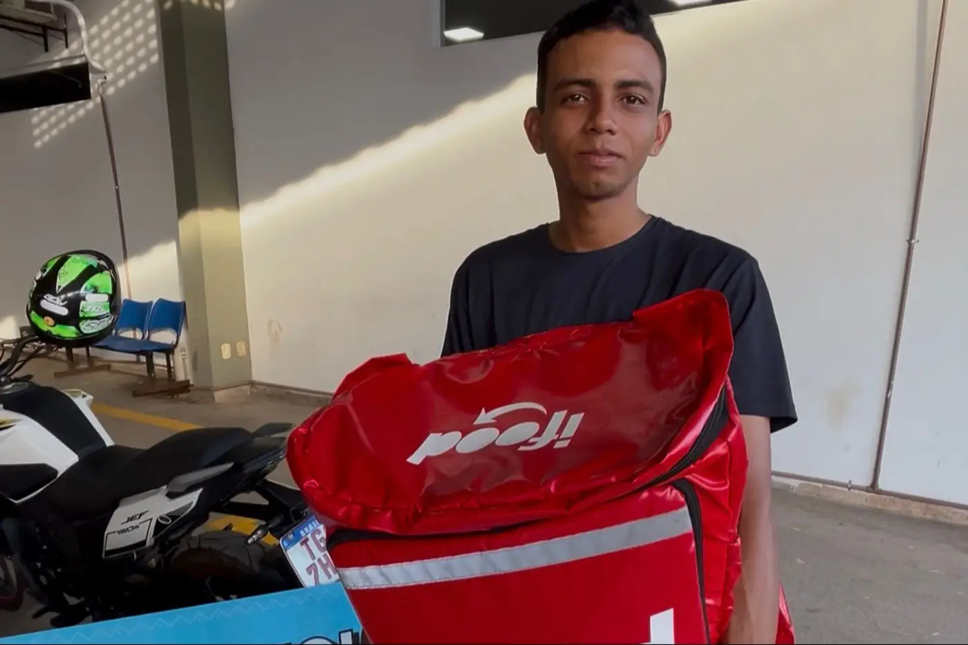 Juninho da Silva Lopes é entregador de aplicativos e usa bicicleta, agora poderá dirigir uma moto